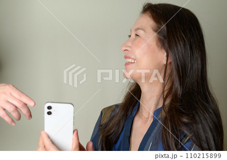 スマホの操作を教わるシニア女性 スマホの操作を教わるシニア女性 110215899