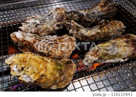 焼き網の上の生カキ　海鮮料理 110215941