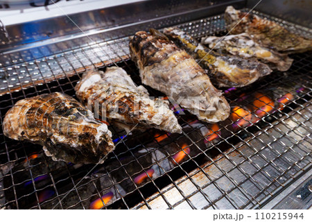 焼き網の上の生カキ　海鮮料理 110215944