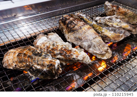 焼き網の上の生カキ 海鮮料理 焼き網の上の生カキ 海鮮料理 110215945