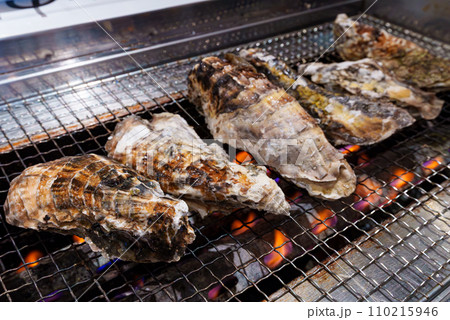 焼き網の上の生カキ 海鮮料理 焼き網の上の生カキ 海鮮料理 110215946
