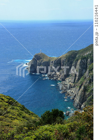 五島列島・大瀬崎灯台のある風景 五島列島・大瀬崎灯台のある風景 110216441