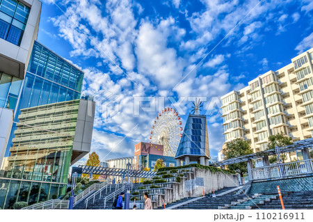 横浜市都筑区の都市風景　センター北駅　センター北噴水広場 110216911