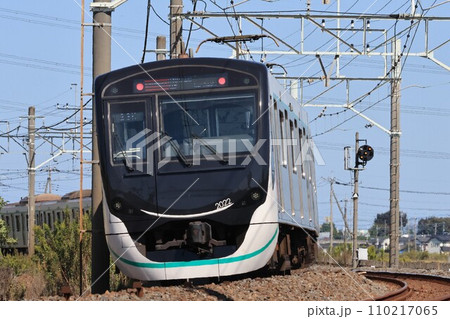 東武日光線を南栗橋に向かって走る東急電鉄からの急行電車 110217065