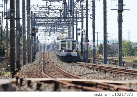 東武日光線を走る南栗橋行きの下り急行電車 東武日光線を走る南栗橋行きの下り急行電車 110217073