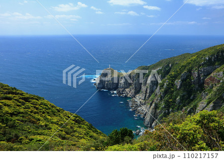 五島列島・大瀬崎灯台のある風景 110217157