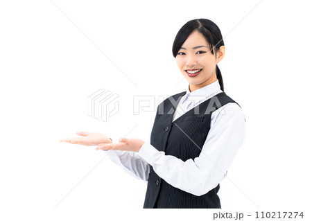 案内する女性 110217274