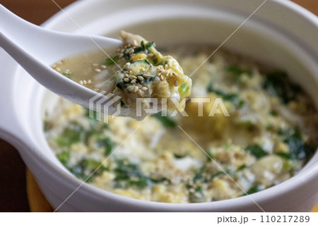 白い土鍋の雑炊 110217289