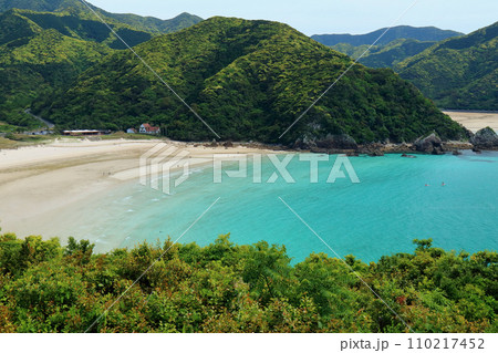 コバルトブルーの海・五島列島高浜海水浴場 110217452