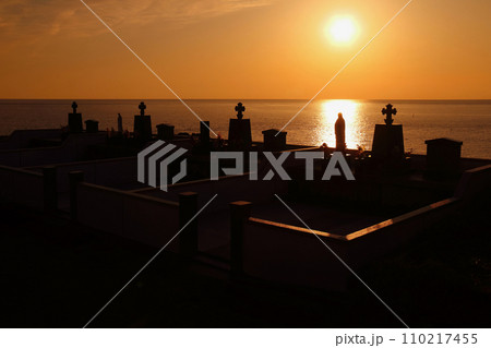 神秘的な夕陽・渕ノ元カトリック墓碑群 110217455