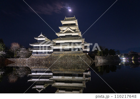 《長野県》松本城の夜景・ライトアップ 110217648