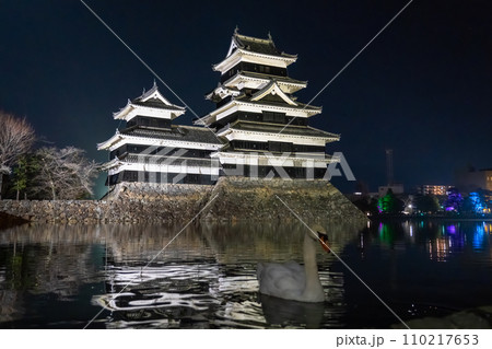 《長野県》松本城の夜景・ライトアップ 110217653