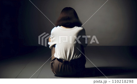 背を向け座り込んで落ち込んでいる女性のAI画像 110218298