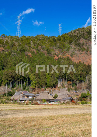 京都府南丹市　冬晴れの美山町の茅葺屋根の里 110218597