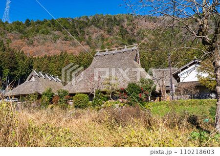 京都府南丹市　冬晴れの美山町の茅葺屋根の里 110218603