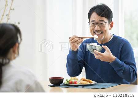 自宅で食事をする50代半ばの男性 110218818