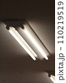 闇の中の蛍光灯 110219519