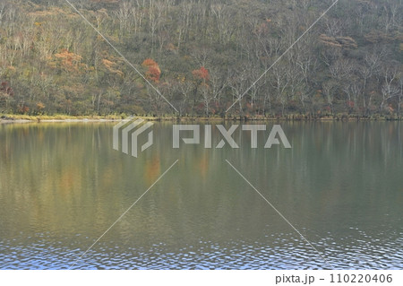 晩秋の赤城山小沼に紅葉の木々残る山 晩秋の赤城山小沼に紅葉の木々残る山 110220406
