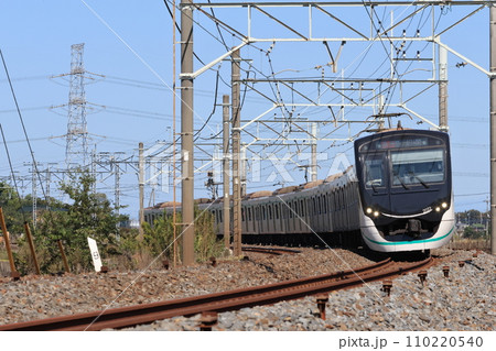 東武日光線を走る中央林間行きの東急電鉄から乗り入れの急行電車 東武日光線を走る中央林間行きの東急電鉄から乗り入れの急行電車 110220540