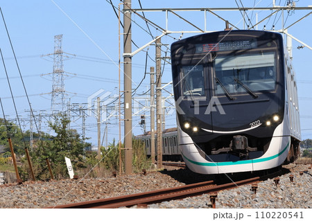 東武日光線を走る中央林間行きの東急電鉄から乗り入れの急行電車 東武日光線を走る中央林間行きの東急電鉄から乗り入れの急行電車 110220541