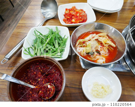 パンチャンとして提供されたキムチ、ニンニク パンチャンとして提供されたキムチ、ニンニク 110220564