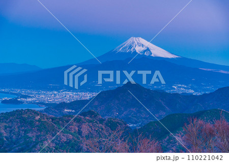 （静岡県）伊豆パノラマパーク（碧テラス）から、2024年元旦、富士山の夜明け 110221042