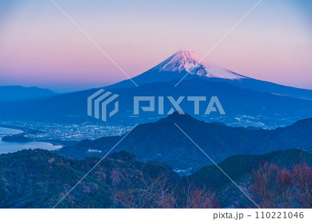 （静岡県）伊豆パノラマパーク（碧テラス）から、2024年元旦、富士山の夜明け 110221046