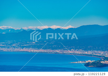 （静岡県）伊豆パノラマパークから、2024年元旦、冠雪した南アルプスの峰々 110221129