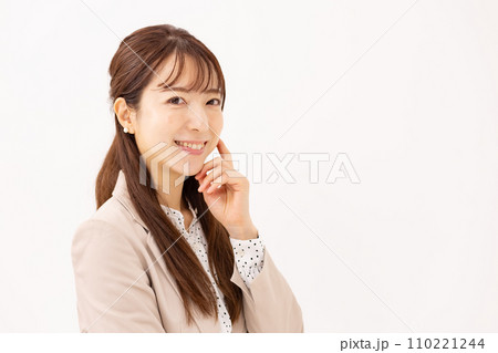 ビジネス　女性　ポートレート 110221244