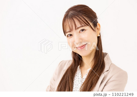 ビジネス　女性　ポートレート 110221249