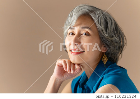 グレイヘア の女性　ビューティー 110221524
