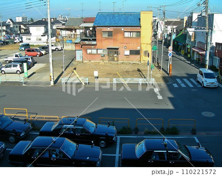 区画整理が始まった「籠原駅北口(2013.12.5)」 11年前の様子で駅前の建物2棟が撤収され更地 区画整理が始まった「籠原駅北口(2013.12.5)」 11年前の様子で駅前の建物2棟が撤収され更地 110221572