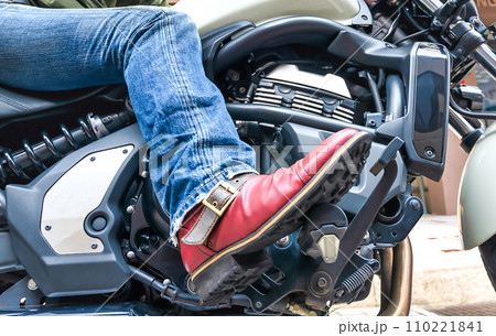 大型アメリカンバイクに乗って横浜元町ショッピングストリートに来た女性ライダーの足元 イメージカット 大型アメリカンバイクに乗って横浜元町ショッピングストリートに来た女性ライダーの足元 イメージカット 110221841