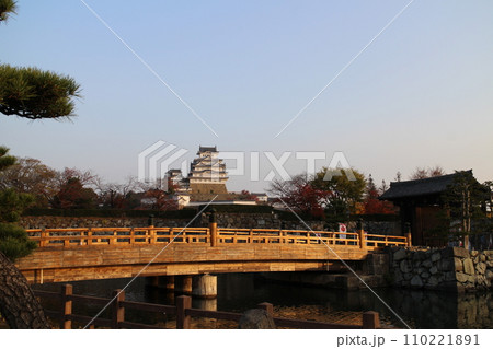 兵庫 姫路 早朝の姫路城と桜門橋、大手門 兵庫 姫路 早朝の姫路城と桜門橋、大手門 110221891