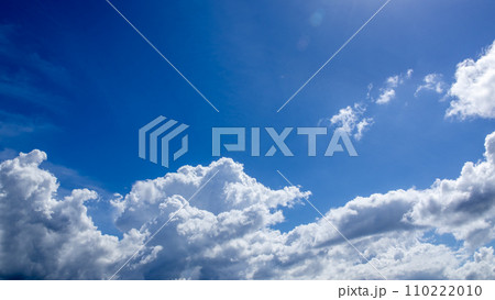 真夏の青空に現れる積乱雲 真夏の青空に現れる積乱雲 110222010