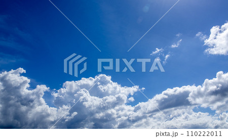 真夏の青空に現れる積乱雲 真夏の青空に現れる積乱雲 110222011