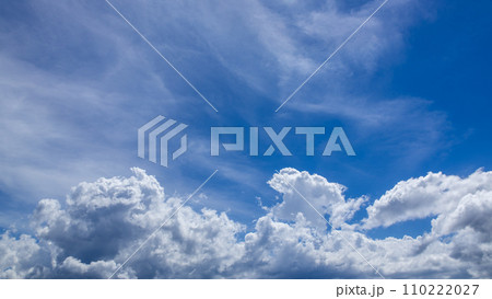 真夏の青空に現れる積乱雲 110222027
