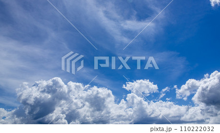 真夏の青空に現れる積乱雲 110222032