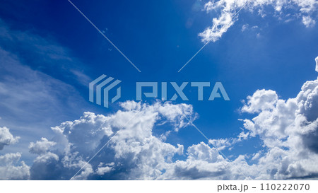 真夏の青空に現れる積乱雲 110222070