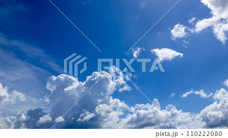 真夏の青空に現れる積乱雲 110222080