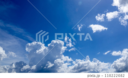真夏の青空に現れる積乱雲 真夏の青空に現れる積乱雲 110222082