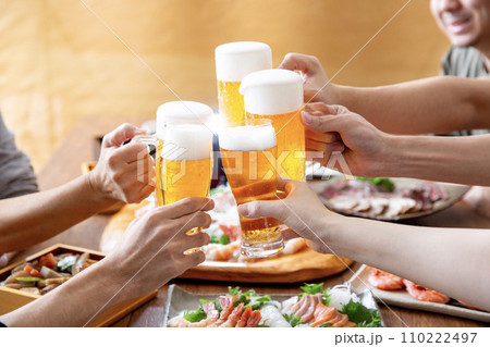 ビールで乾杯、宴会、酒席 110222497