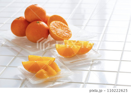 紅まどんな、あいか、愛媛ミカン、日本の高級柑橘、カットフルーツ 紅まどんな、あいか、愛媛ミカン、日本の高級柑橘、カットフルーツ 110222625