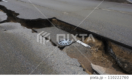 令和6年能登半島地震　陥没した道路 110222760
