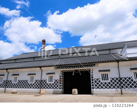 西条の酒蔵 (東広島市西条町酒蔵通り) 西条の酒蔵 (東広島市西条町酒蔵通り) 110223264