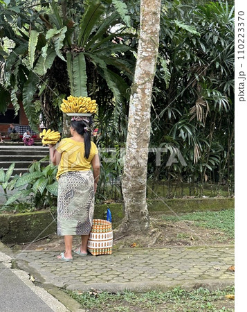 ティルタウンプル寺院　バナナを頭に乗せて運ぶ女性 110223370