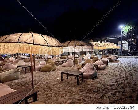 スミニャックビーチのおしゃれパラソル 110223384