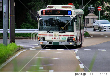 鉄道路線と遜色ない輸送力や利便性… 大都市の基幹的交通を担う『基幹バス』 110223663