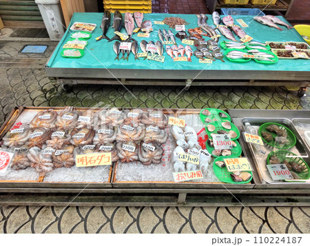 魚の棚(明石市)の魚屋店頭陳列 魚の棚(明石市)の魚屋店頭陳列 110224187