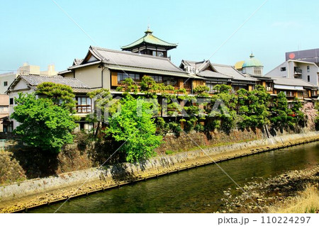 日本建築様式の建築美… 伝統的な建築技術を今に伝える『伊東温泉・東海館』 日本建築様式の建築美… 伝統的な建築技術を今に伝える『伊東温泉・東海館』 110224297